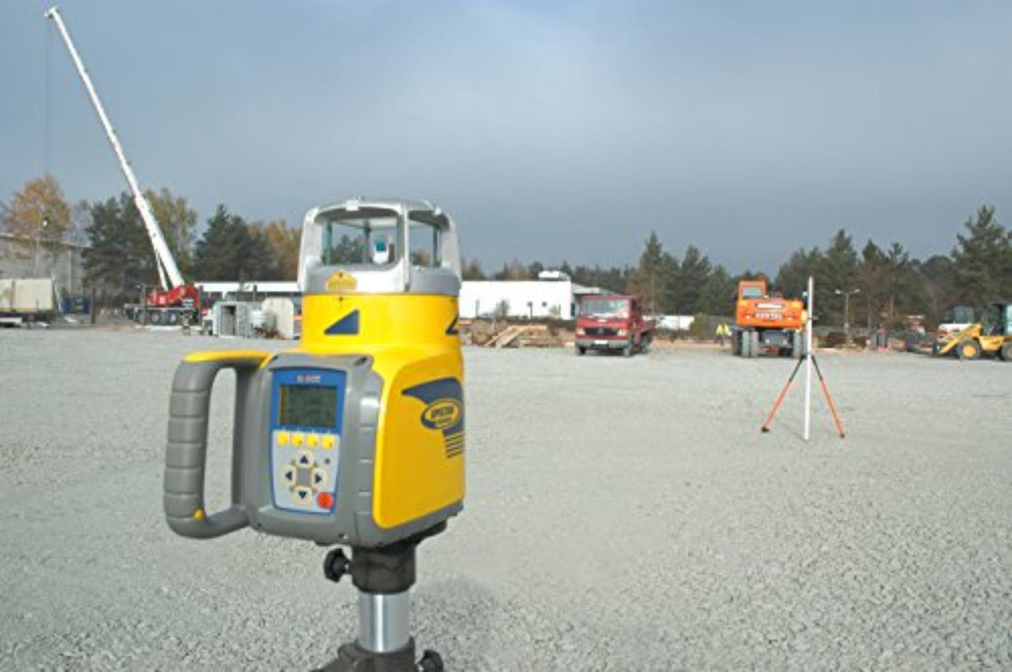 Spectra Precision Dual-Slope Grade Laser Level Kit with Laser Meter, C70 Rod Clamp, Remote Control, 10 Ah NiMH Batteries, Charger - GL622N