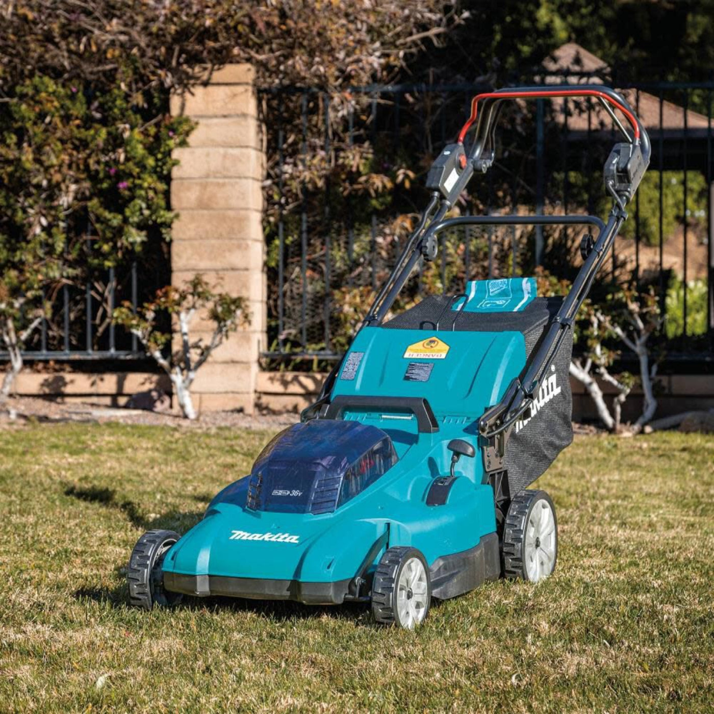 Makita  36V LXT 19 In. Lawn Mower Self-Propelled Kit with 4 Batteries - XML14CT1