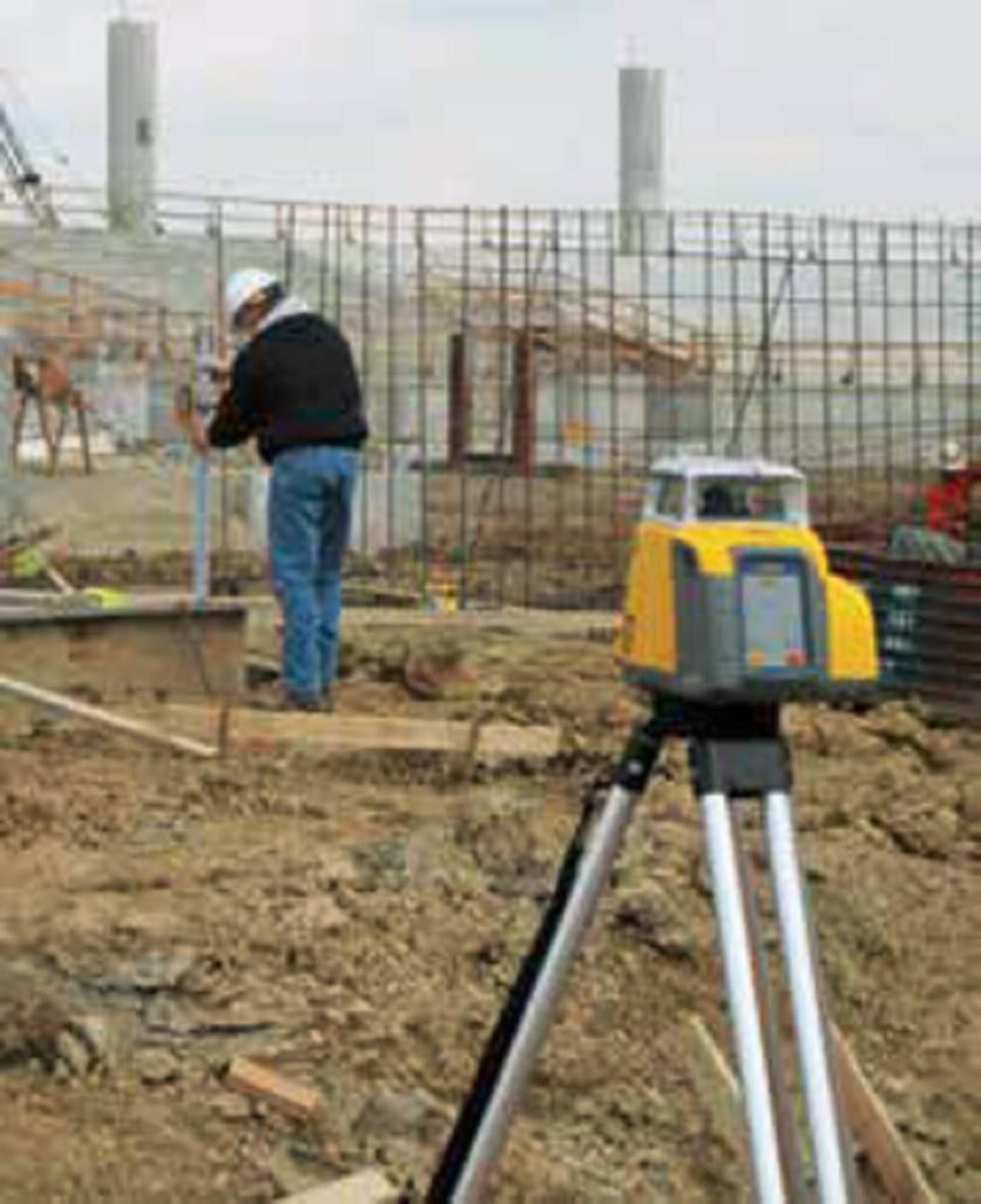 Spectra Precision Laser Level Kit - 15ft Grade Rod/Inches and Tripod - LL300N-2